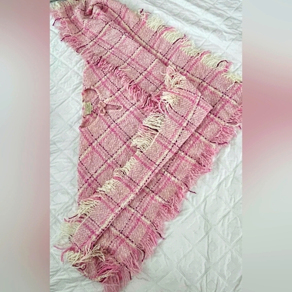 🌟NWOT Pink Plaid Fringe Poncho Sweater Wrap Boho-  One Size - Made In Ireland🌟 - Picture 3 of 12